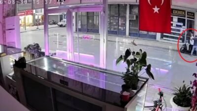 Antalya’nın Kumluca ilçesinde bir vatandaş iş yerinin önünde hiç tanımadığı