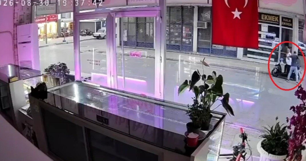 Antalya’nın Kumluca ilçesinde bir vatandaş iş yerinin önünde hiç tanımadığı