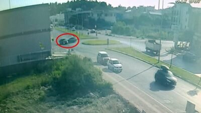 Antalya’nın Manavgat ilçesinde iki otomobilin kavşakta çarpıştığı kaza anı güvenlik