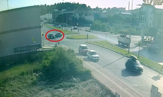 Antalya’nın Manavgat ilçesinde iki otomobilin kavşakta çarpıştığı kaza anı güvenlik