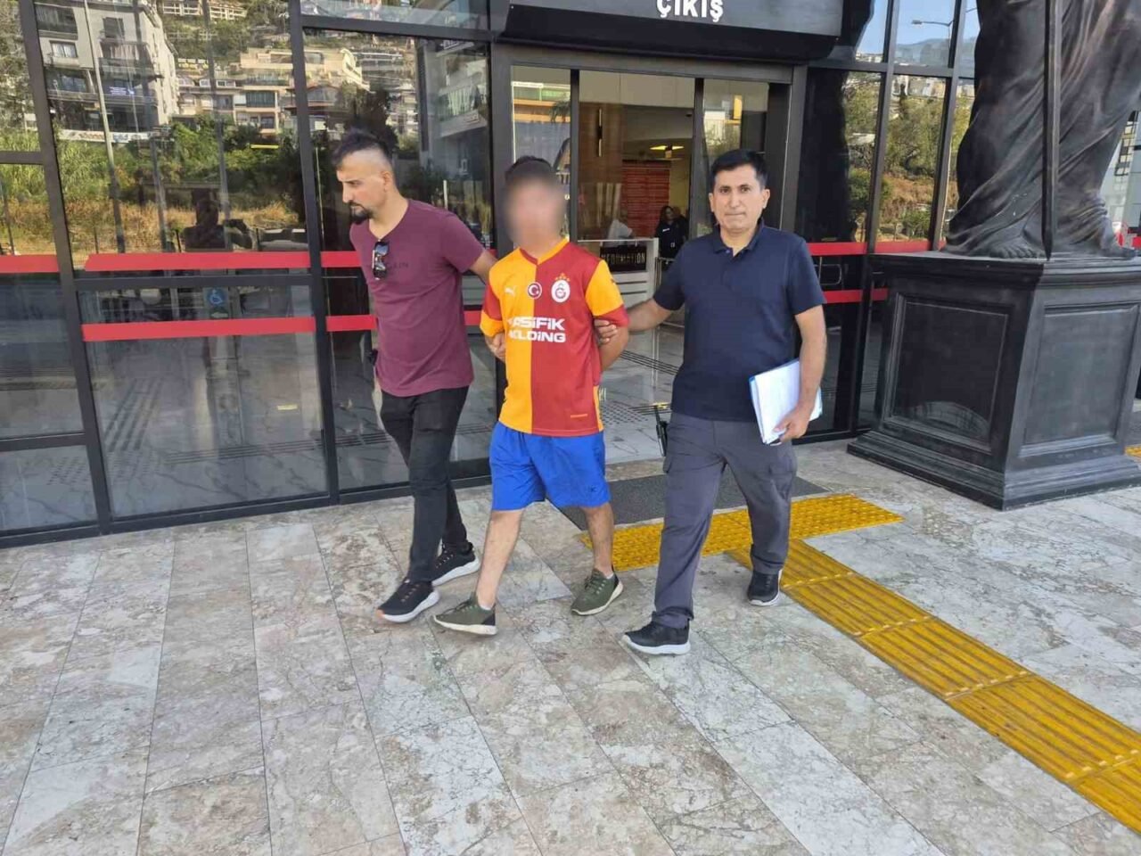 Antalya’nın Alanya ilçesinde Danimarka uyruklu 54 yaşındaki kadın turisti bacağından