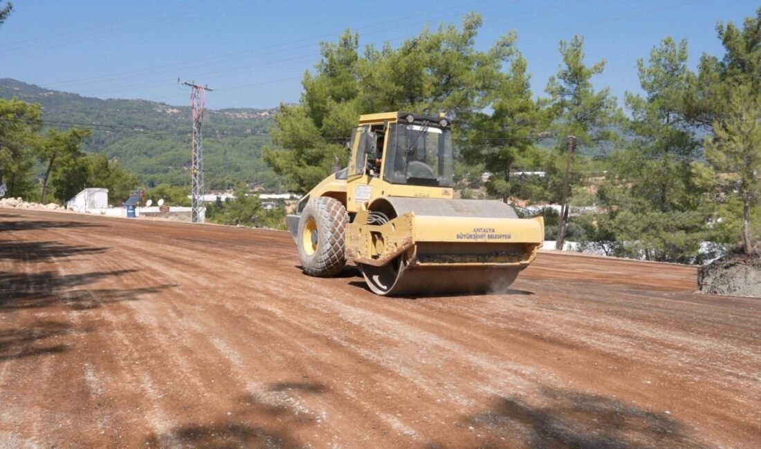 Antalya Büyükşehir Belediyesi, Kaş’ın kırsal mahallelerinde yol çalışmalarını sürdürüyor. İlçeye
