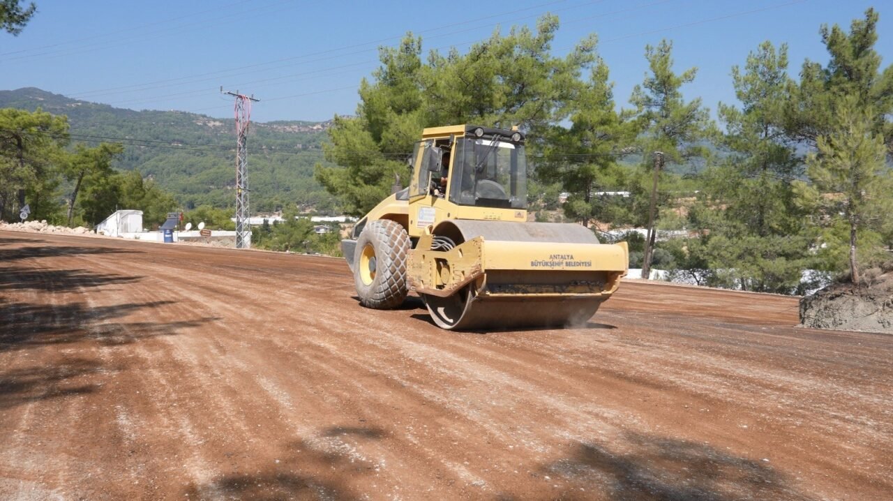 Antalya Büyükşehir Belediyesi, Kaş’ın kırsal mahallelerinde yol çalışmalarını sürdürüyor. İlçeye