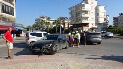 Antalya’nın Manavgat ilçesinde meydana gelen 3 araçlı zincirleme kazada şans