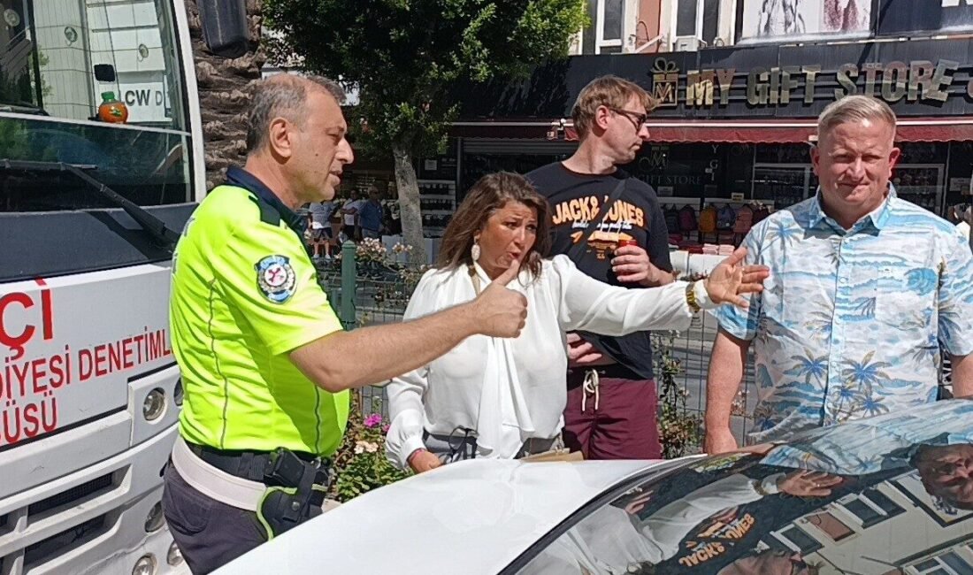 Antalya’nın Manavgat ilçesinde yaya geçidinden geçmekte olan yayalara yol vermek