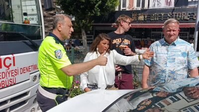 Antalya’nın Manavgat ilçesinde yaya geçidinden geçmekte olan yayalara yol vermek