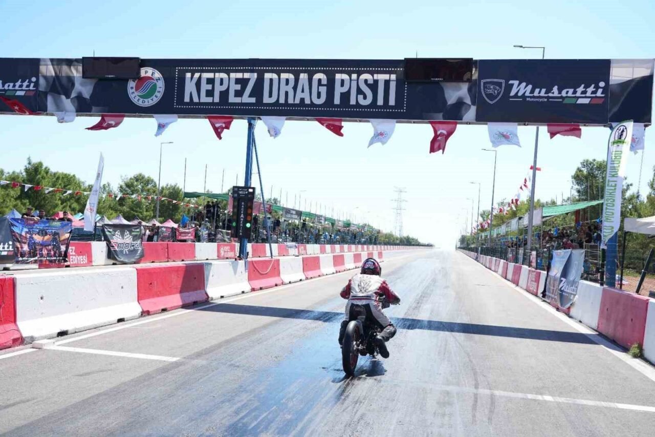 Kepez Belediyesi’nin ev sahipliğinde düzenlenen Türkiye MotoDrag Şampiyonası’nın 3. ayak