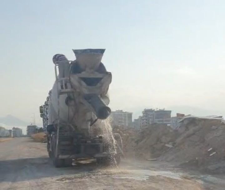 Antalya’nın Kepez ilçesinde bir vatandaşın çevreyi kirletirken görüntülediği beton mikserine