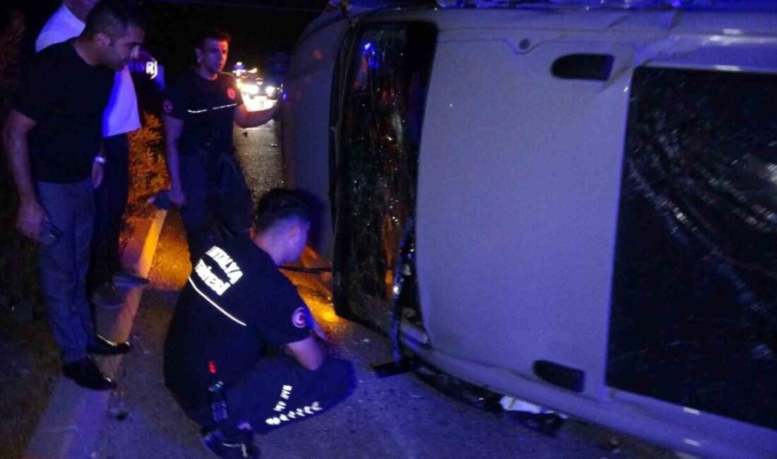 Antalya’nın Manavgat ilçesinde kırmızı ışık ihlali yaptığı belirlenen tur midibüsü