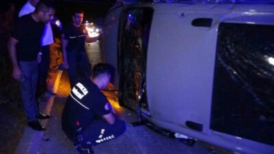 Antalya’nın Manavgat ilçesinde kırmızı ışık ihlali yaptığı belirlenen tur midibüsü