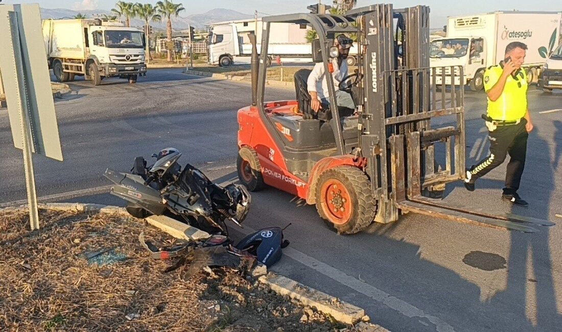 Antalya’nın Manavgat ilçesinde kırmızı ışık ihlali yapan ticari taksinin motosiklete
