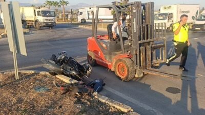 Antalya’nın Manavgat ilçesinde kırmızı ışık ihlali yapan ticari taksinin motosiklete