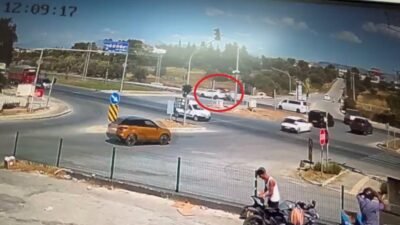 Antalya’nın Manavgat ilçesinde kırmızı ışıkta geçen araca, motosikletin çarpması sonucu