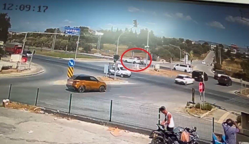 Antalya’nın Manavgat ilçesinde kırmızı ışıkta geçen araca, motosikletin çarpması sonucu