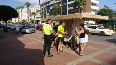 Antalya’da kırmızı ışıkta beklerken bir anda kaldırıma çıkıp seyyar büfeye