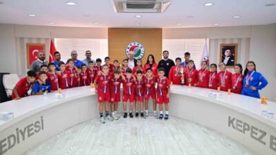 Kepez Belediyesi Spor Kulübü’nün futbol ve güreş takımları, elde ettikleri