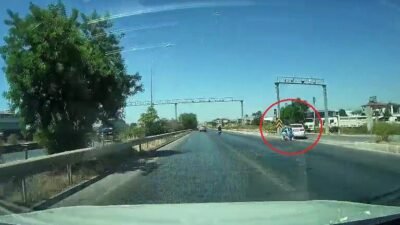 Antalya’nın Manavgat ilçesinde kontrolsüz şekilde tali yola dönmek isteyen otomobile