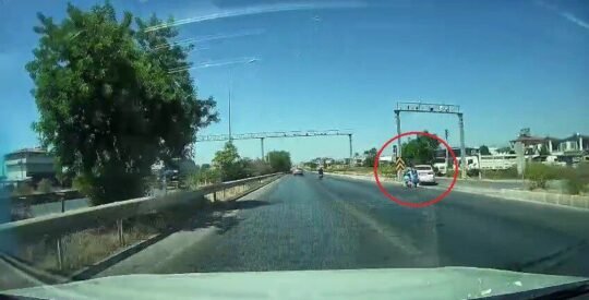 Antalya’nın Manavgat ilçesinde kontrolsüz şekilde tali yola dönmek isteyen otomobile