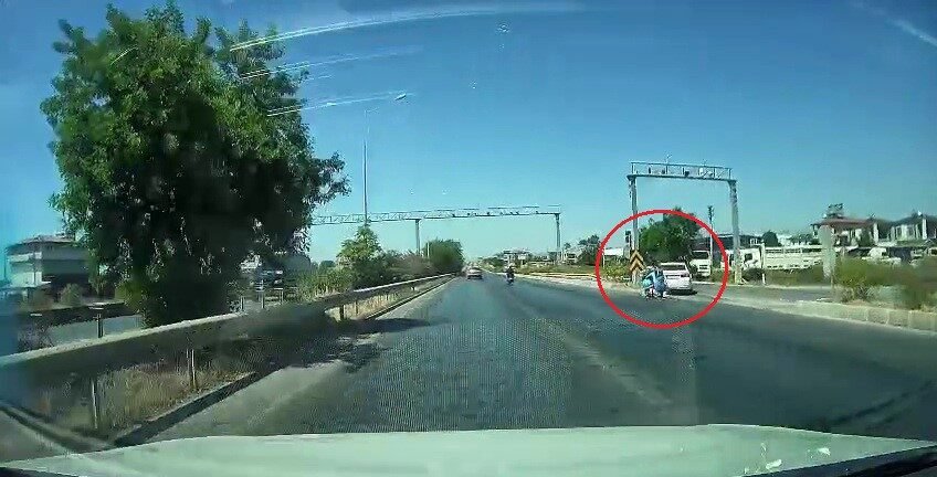 Antalya’nın Manavgat ilçesinde kontrolsüz şekilde tali yola dönmek isteyen otomobile