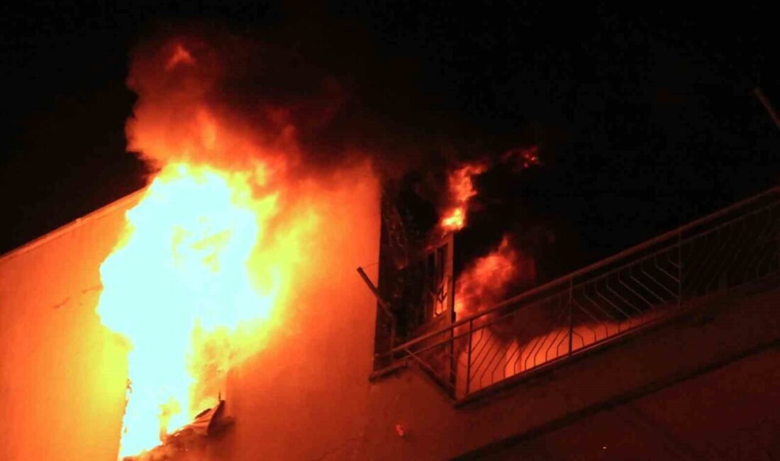 Antalya’da bir apartman dairesi alev alev yandı, mahalleliler sokağa döküldü.
