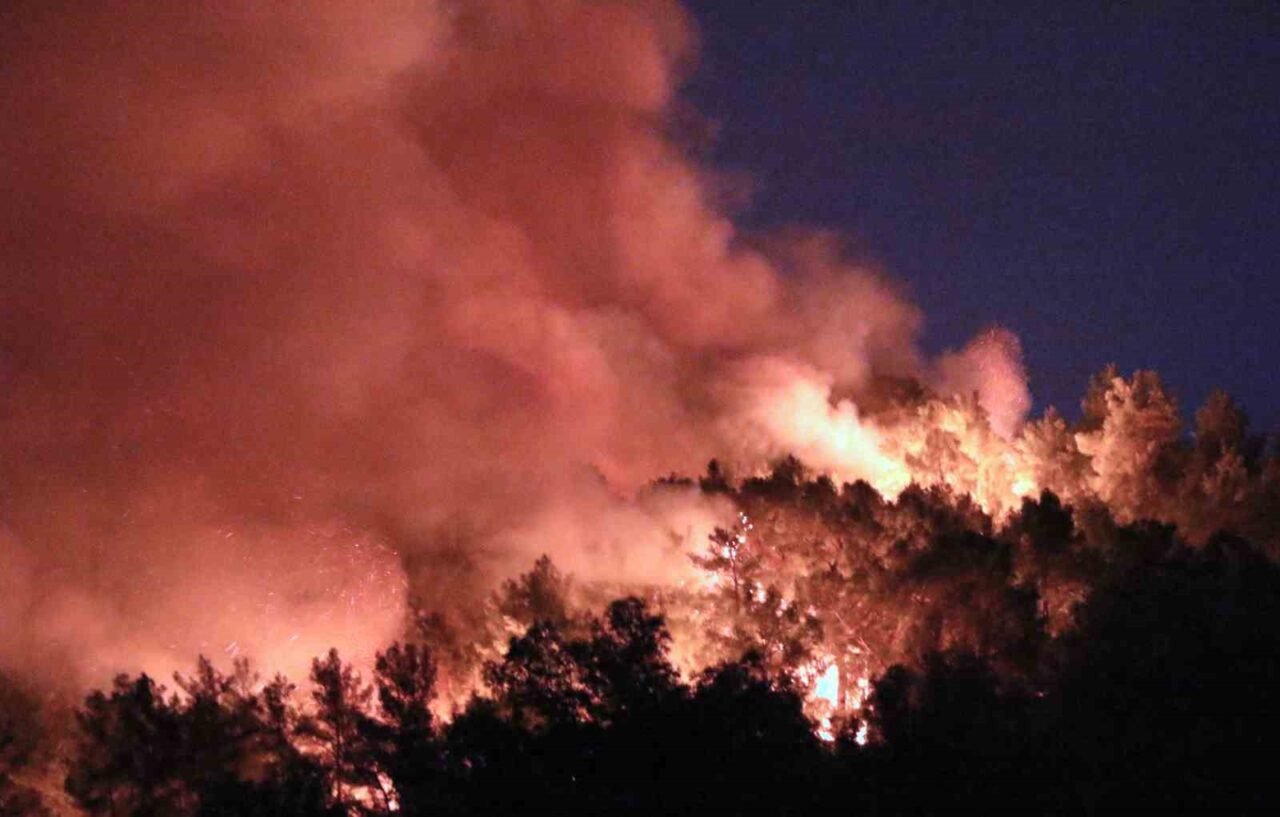 Antalya’nın Kumluca ilçesinde rüzgarın etkisiyle büyüyen orman yangınında yaklaşık 10