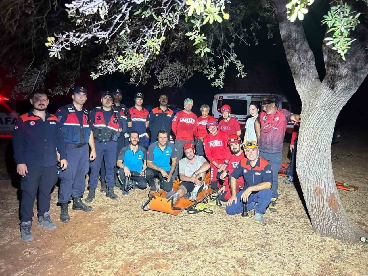 Antalya’da Likya yolunda ayağı burkulan turist, arama kurtarma ekiplerince bulunup