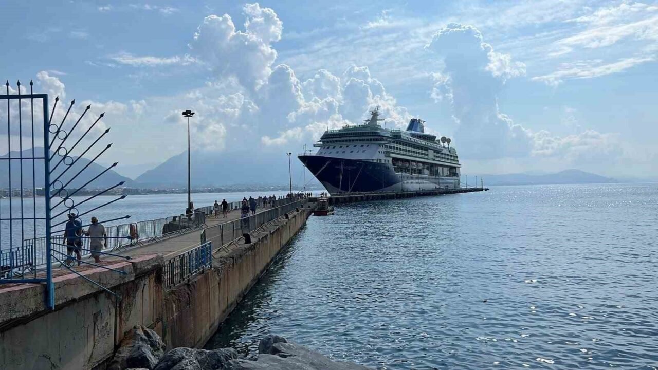 Antalya’nın Alanya ilçesine Malta bandıralı 264 metre uzunluğundaki ’Marella Discovery’