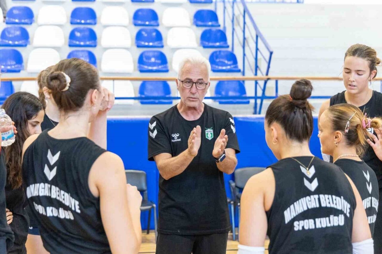 Yeni sezona hazırlanan Manavgat Belediyespor Kadın Voleybol Takımı, hazırlık maçında