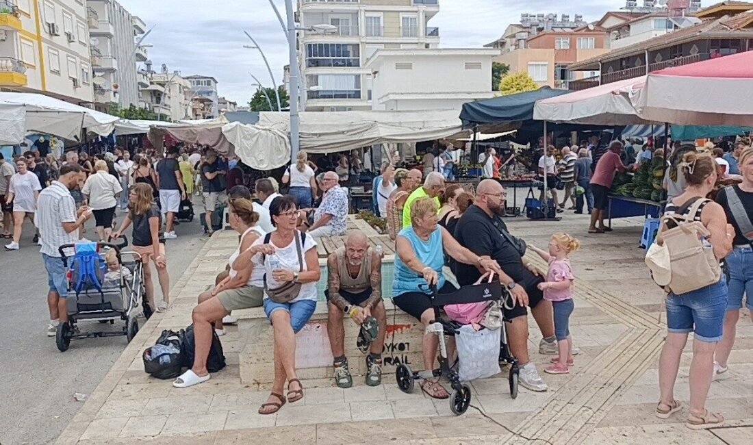 Antalya’nın Manavgat ilçesinde perşembe pazarı, sezonun en kalabalık günlerinden birini