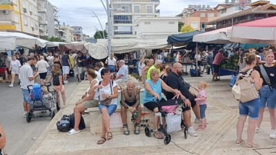 Antalya’nın Manavgat ilçesinde perşembe pazarı, sezonun en kalabalık günlerinden birini