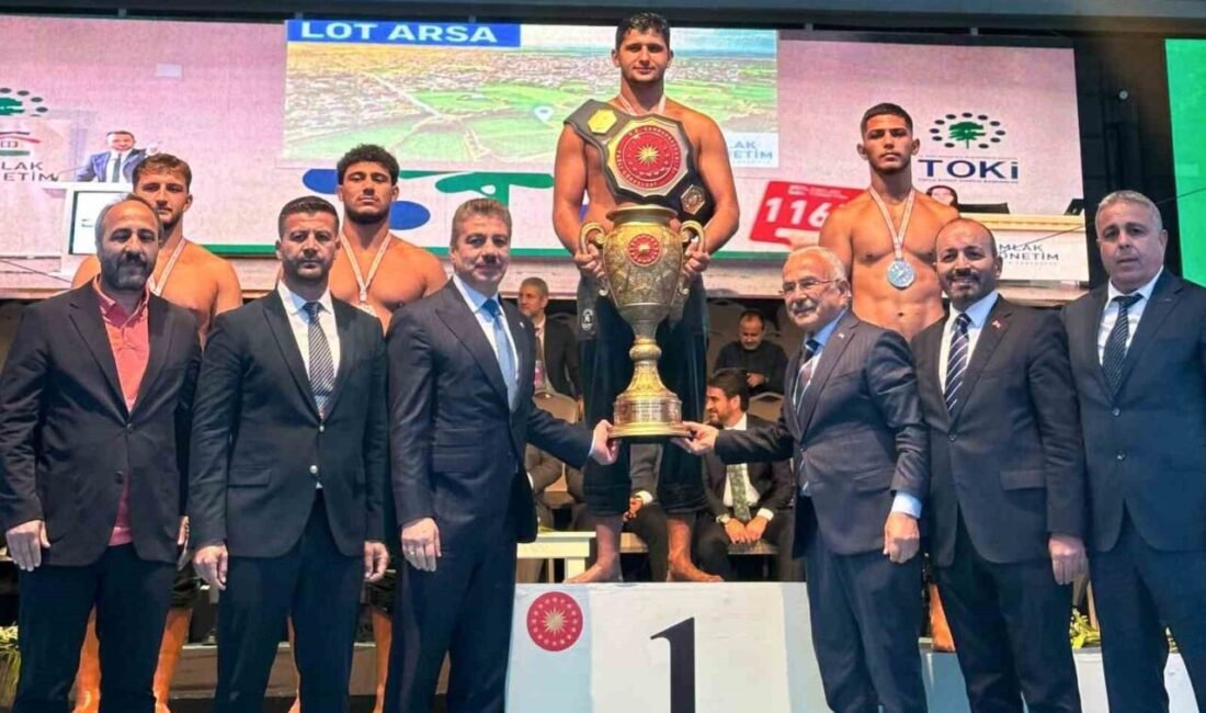 Manavgat Belediyespor sporcusu Alper Küçük, Yağlı Güreş Cumhurbaşkanlığı Kupası’nda küçük