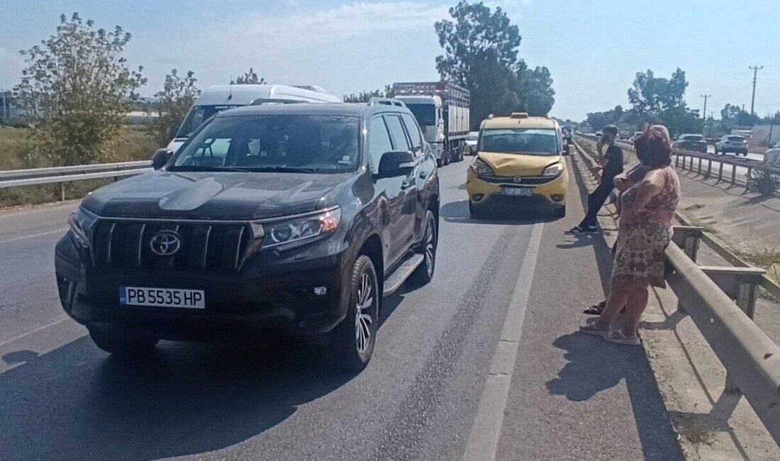 Antalya’nın Manavgat ilçesinde üç aracın karıştığı zincirleme kazada şans eseri