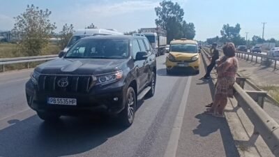 Antalya’nın Manavgat ilçesinde üç aracın karıştığı zincirleme kazada şans eseri