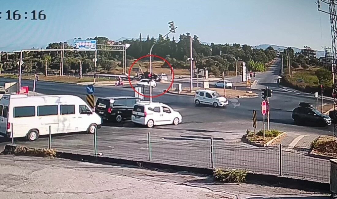 Antalya’nın Manavgat ilçesinde seyir halindeki araç son anda kavşağa dönmek