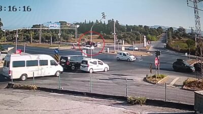 Antalya’nın Manavgat ilçesinde seyir halindeki araç son anda kavşağa dönmek