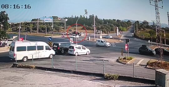 Antalya’nın Manavgat ilçesinde seyir halindeki araç son anda kavşağa dönmek