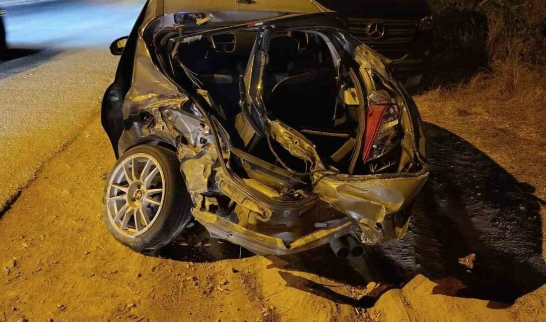 Antalya’nın Manavgat ilçesinde yolunda karşı şeride geçen otomobilin tur otobüsüne
