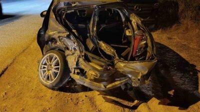 Antalya’nın Manavgat ilçesinde yolunda karşı şeride geçen otomobilin tur otobüsüne