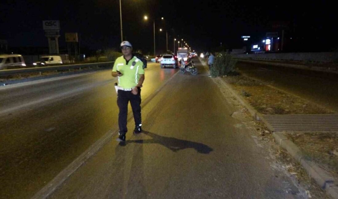 Antalya’nın Manavgat ilçesinde motosikletin yolun karşısına geçmeye çalışan yayaya çarpması