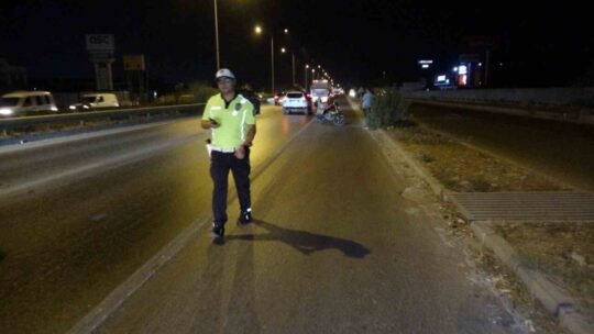 Antalya’nın Manavgat ilçesinde motosikletin yolun karşısına geçmeye çalışan yayaya çarpması