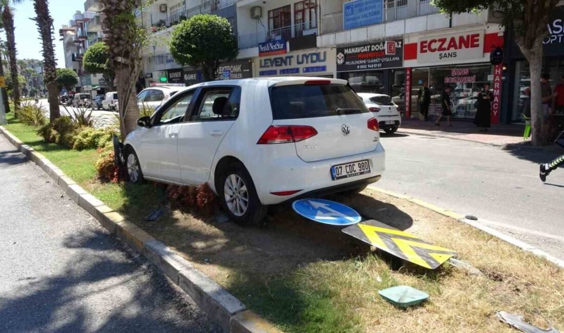 Antalya’nın Manavgat ilçesinde iki otomobilin kavşakta çarpışması sonucu meydana gelen