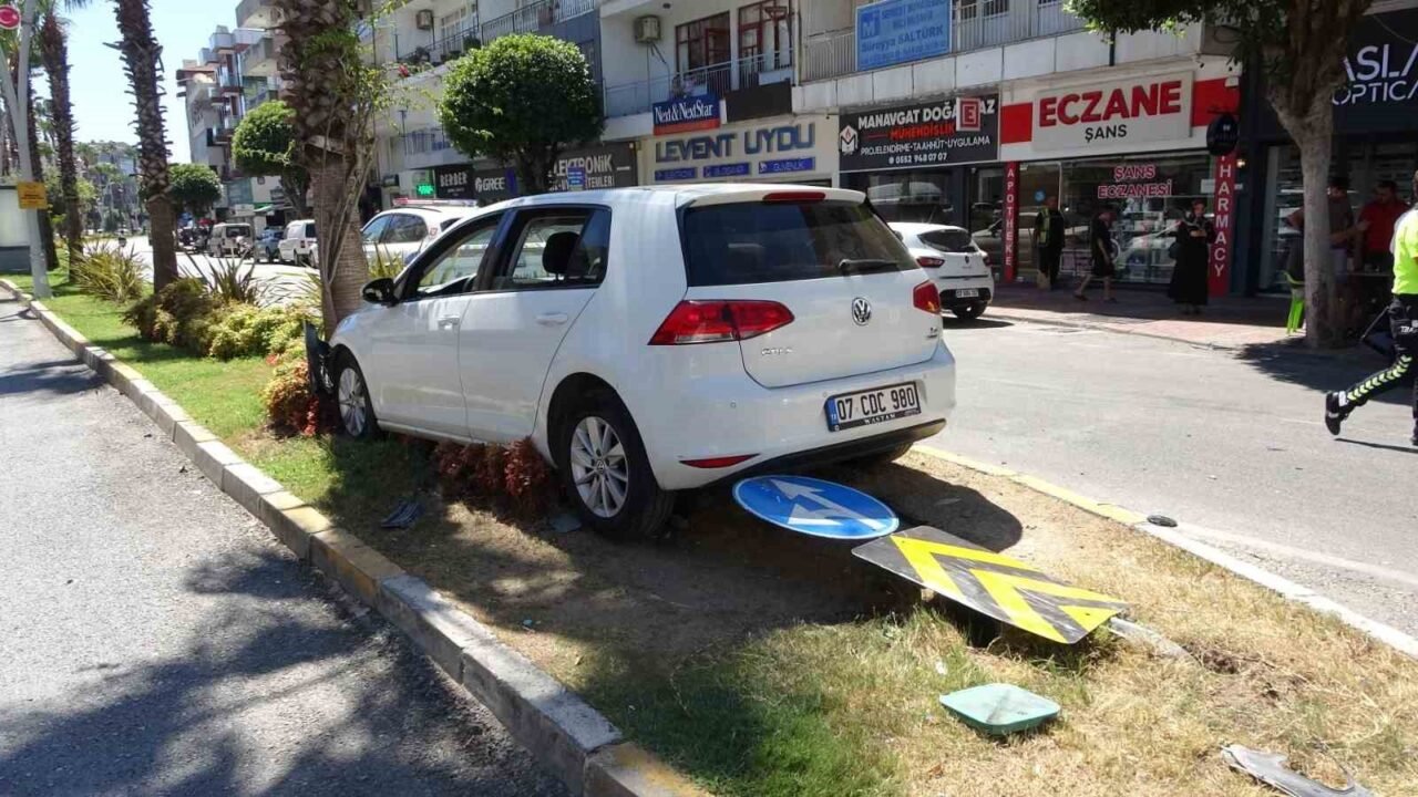 Antalya’nın Manavgat ilçesinde iki otomobilin kavşakta çarpışması sonucu meydana gelen