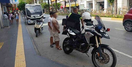Manavgat'ta Antalya Caddesi'nde plakasız motorlu bisikletle trafiğe çıkan sürücüye 46
