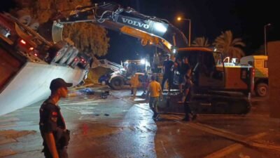 Antalya’nın Manavgat ilçesinde tırın trafik lambaları ve otomobile çarptıktan sonra