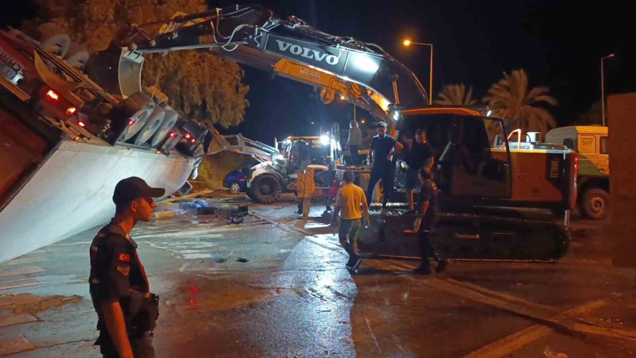 Antalya’nın Manavgat ilçesinde tırın trafik lambaları ve otomobile çarptıktan sonra