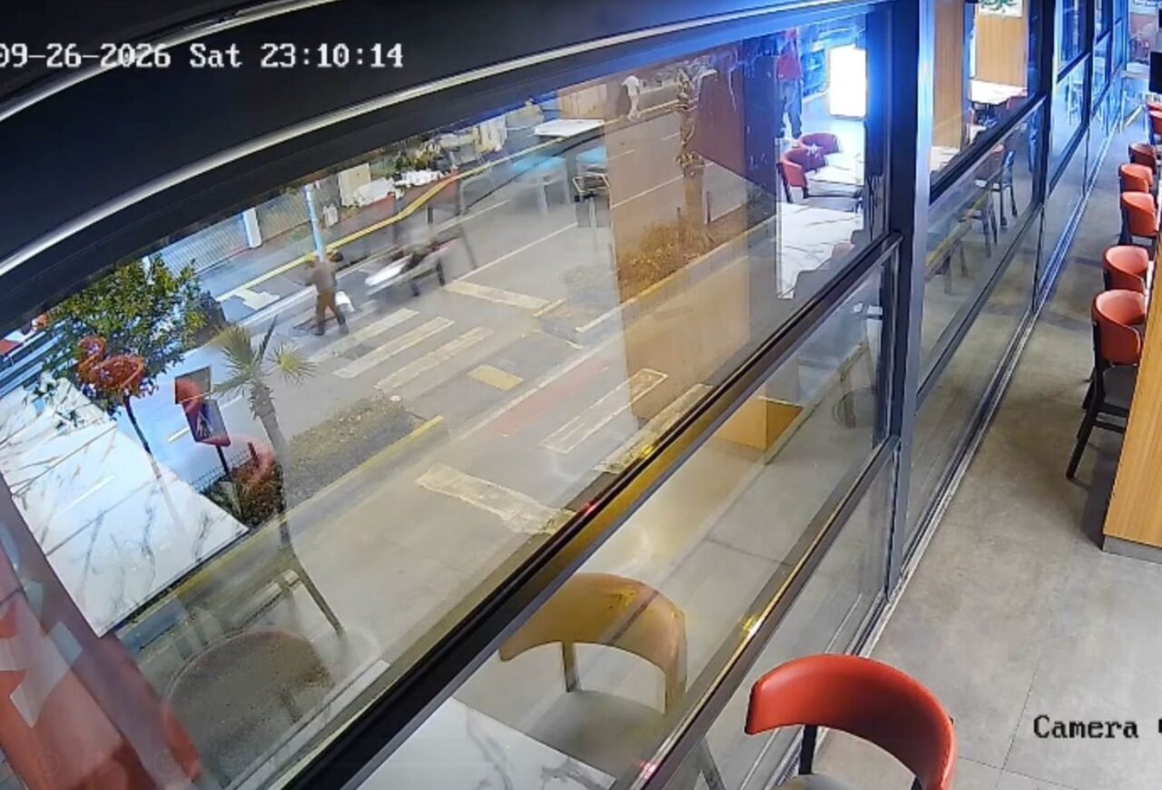 Antalya’nın Manavgat ilçesinde yaya geçidinden karşıya geçen yayaya motosiklet çarptı.
