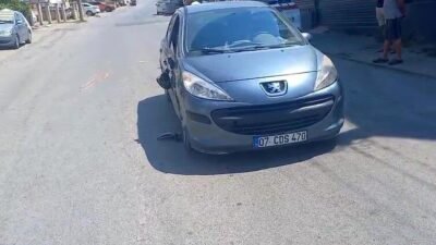 Antalya’nın Manavgat ilçesinde yolun karşı tarafına geçmek isteyen yayaya otomobilin