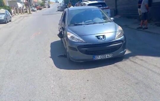Antalya’nın Manavgat ilçesinde yolun karşı tarafına geçmek isteyen yayaya otomobilin