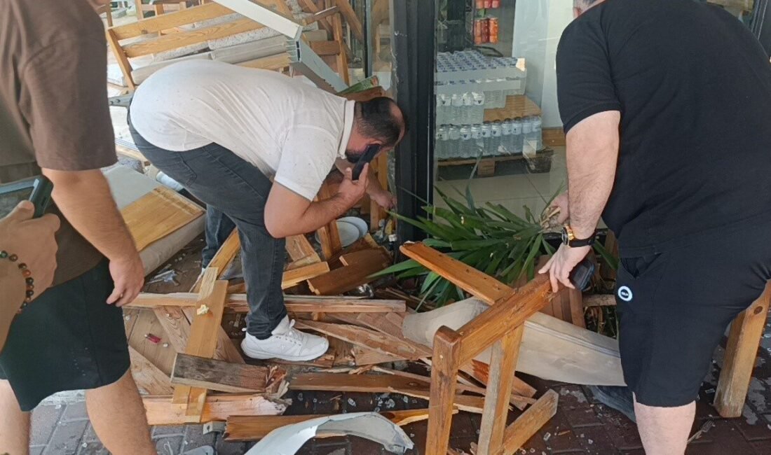 Antalya’nın Manavgat ilçesinde teknik servis minibüsünün kontrolden çıkıp kafeye dalması