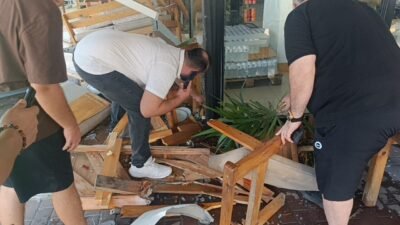 Antalya’nın Manavgat ilçesinde teknik servis minibüsünün kontrolden çıkıp kafeye dalması